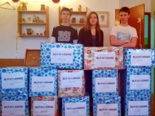 Fotografia: Troje uczni&oacute;w i paczka w trzynastu pudłach